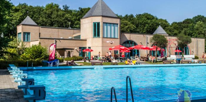 Chalet 2 Landgoedcamping Nienoord In Leek Bagian luar foto