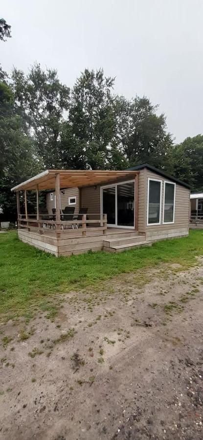 Chalet 2 Landgoedcamping Nienoord In Leek Bagian luar foto